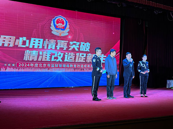 图为阚明旗副社长（右二）、中国政法大学元轶教授（左二）发言